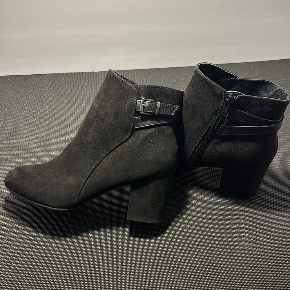Women’s Solanz Black Side Zip Ankle Boot Size 7W